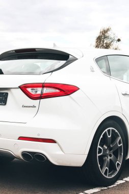 Kiev, Ukrayna - 21 Nisan 2020: Lüks bir Maserati Levante arabası şehirde park edildi