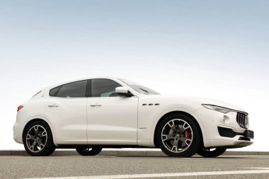 Kiev, Ukrayna - 21 Nisan 2020: Gökyüzüne karşı lüks bir Maserati Levante arabası