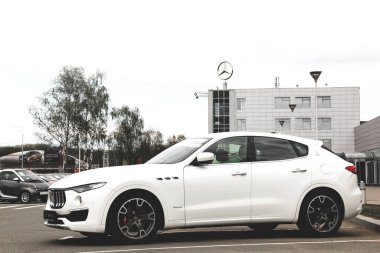 Kiev, Ukrayna - 21 Nisan 2020: Lüks bir Maserati Levante arabası şehirde park edilmiş. Satılık araba. Duvar Kağıdı