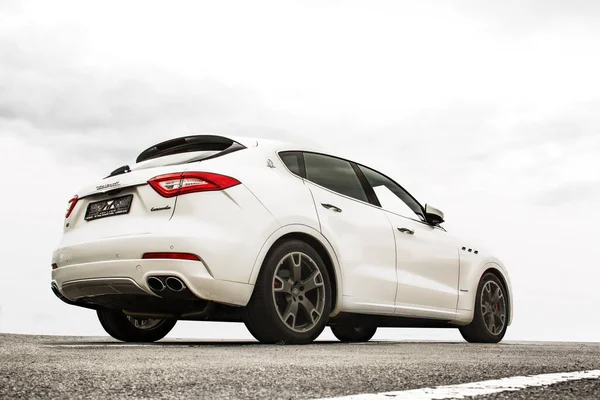 Kiev, Ukrayna - 21 Nisan 2020: Gökyüzüne karşı lüks bir Maserati Levante arabası