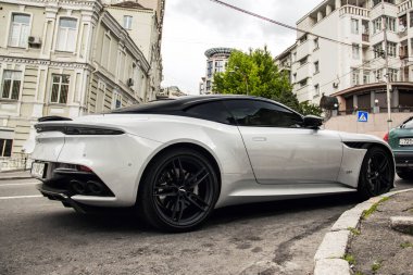 Kiev, Ukrayna - 12 Haziran 2021: Beyaz İngiliz süper arabası Aston Martin DBS Superleggera