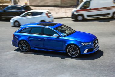 Kiev, Ukrayna - 19 Haziran 2021: - Arabadan dışarı çık. Mavi Audi RS6 Hareket halinde
