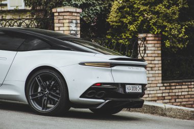 Kiev, Ukrayna - 12 Haziran 2021: Beyaz İngiliz süper arabası Aston Martin DBS Superleggera
