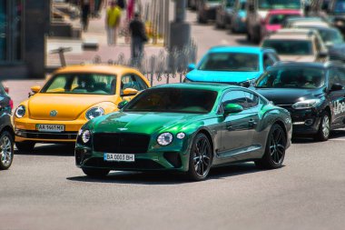 Kiev, Ukrayna - 19 Haziran 2021: Lüks İngiliz Bentley Continental GT arabası yolda