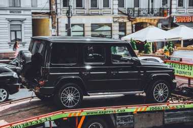 Kiev, Ukrayna - 19 Haziran 2021: Yeni Mercedes G-sınıfı V8 çekici ile çekiliyor. Yeni araba