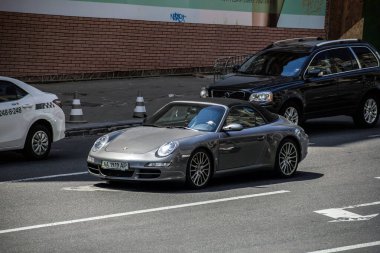Kiev, Ukrayna - 19 Haziran 2021: Gri Porsche Carrera S Cabriolet