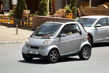 Kiev, Ukrayna - 19 Haziran 2021: Küçük şehir arabası Smart Fortwo şehirde