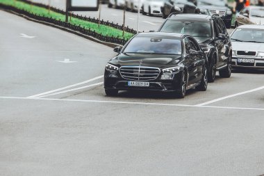 Kiev, Ukrayna - 12 Haziran 2021: Lüks Mercedes Benz S sınıfı W223 yolda
