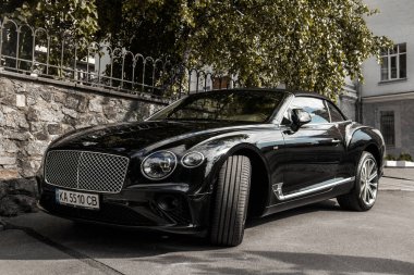 Kiev, Ukrayna - 12 Haziran 2021: Lüks İngiliz arabası Bentley Continental GT Üstü açılabilir araç şehirde park halinde.