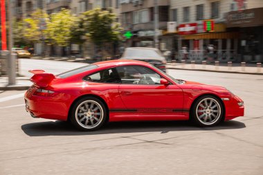 Kiev, Ukrayna - 12 Haziran 2021: Kırmızı süper araba Porsche 911 Carrera S