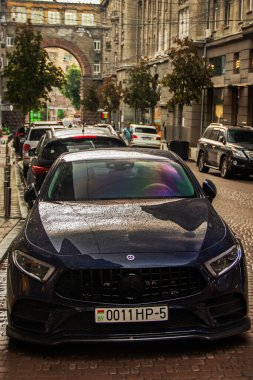 Kiev, Ukrayna - 12 Haziran 2021: Lüks Mercedes Benz CLS 400d araç şehirde park edilmiştir. Islak araba.