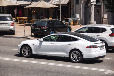 Kiev, Ukrayna - 12 Haziran 2021: Beyaz Tesla Model S şehirde