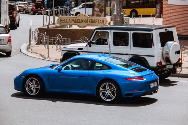 Kiev Ucrânia Junho 2021 Supercarro Azul Porsche 911 Mercedes Classe — Fotografia de Stock