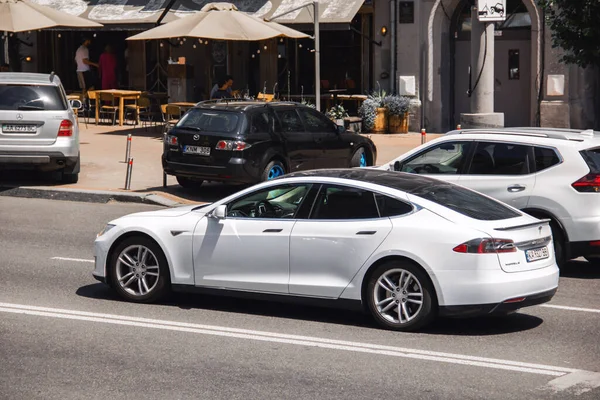 Kiev Ukrayna Haziran 2021 Beyaz Tesla Model Şehirde — Stok fotoğraf