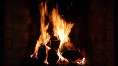 Şöminede yanan ateş. - Eve. Kış sıcacık. Turuncu ateş. Yanan kömürler