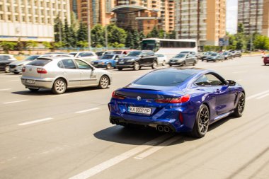 Kiev, Ukrayna - 12 Haziran 2021: Soyut fotoğraf. Odaklanmış fotoğraf. Hızlı araba BMW M8 Yarışması