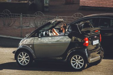 Kiev, Ukrayna - 12 Haziran 2021: Küçük şehir arabası Smart Fortwo şehirde