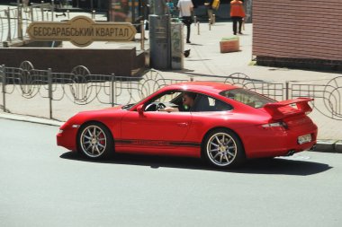 Kiev, Ukrayna - 12 Haziran 2021: Kırmızı süper araba Porsche 911 Carrera S