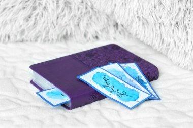 Kitaplar için yer imleri ve güzel bir kitap. Zevk için okumak