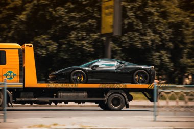 Kiev, Ukrayna - 12 Haziran 2021: Siyah Ferrari 458 Italia bir çekicide süper araba. Araba bir çekiciyle çekiliyor..