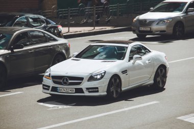 Kiev, Ukrayna - 12 Haziran 2021: Beyaz Mercedes-Benz SLK 250 yolda