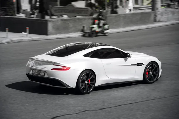 Kiev Ucrania Junio 2021 White Aston Martin Vanquish Camino —  Fotos de Stock