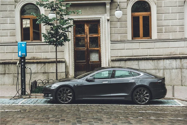Kiev Ucrania Junio 2021 Tesla Model Ciudad Coche Eléctrico Está — Foto de Stock