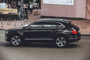 Kiev, Ukrayna - 12 Haziran 2021: Siyah İngiliz SUV Bentayga yolda