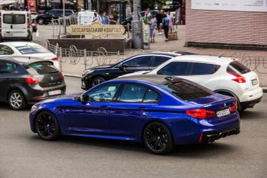Kiev, Ukrayna - 12 Haziran 2021: Mavi BMW M5 yolda