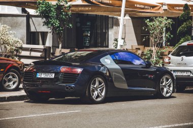 Kiev, Ukrayna - 19 Haziran 2021: Lüks mavi Audi R8 süper arabası şehirde park halinde