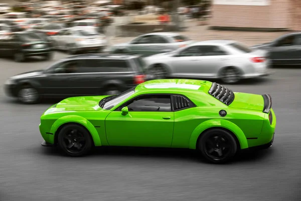 Kyjev Ukrajina Června 2021 Svalovec Dodge Challenger Srt8 Hemi Pohybu — Stock fotografie