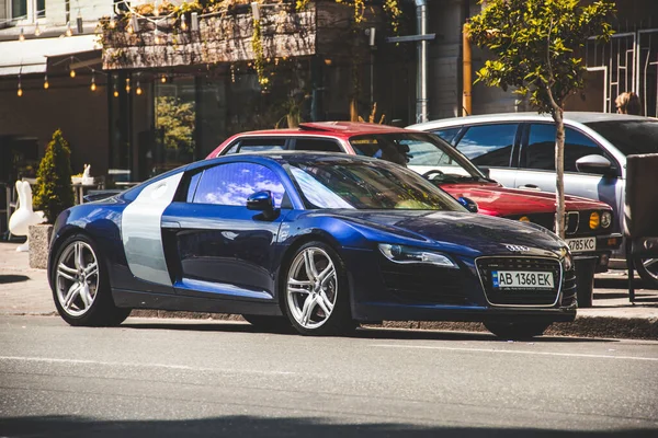 キエフ ウクライナ 2021年6月19日 市内に駐車高級ブルーアウディR8スーパーカー — ストック写真