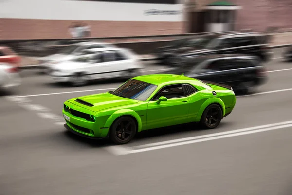 Kyjev Ukrajina Června 2021 Svalovec Dodge Challenger Srt8 Hemi Pohybu — Stock fotografie