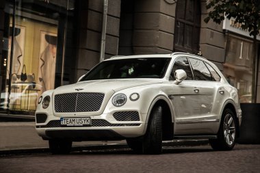Kiev, Ukrayna - 12 Haziran 2021: Beyaz İngiliz Bentley Bentayga SUV