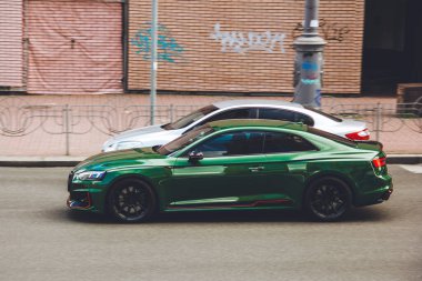 Kiev, Ukrayna - 12 Haziran 2021: Hızlı Alman arabası Audi RS5 hareket halinde. Şehirde hızlı araba Audi RS