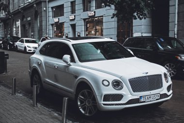Kiev, Ukrayna - 12 Haziran 2021: Beyaz İngiliz Bentley Bentayga SUV