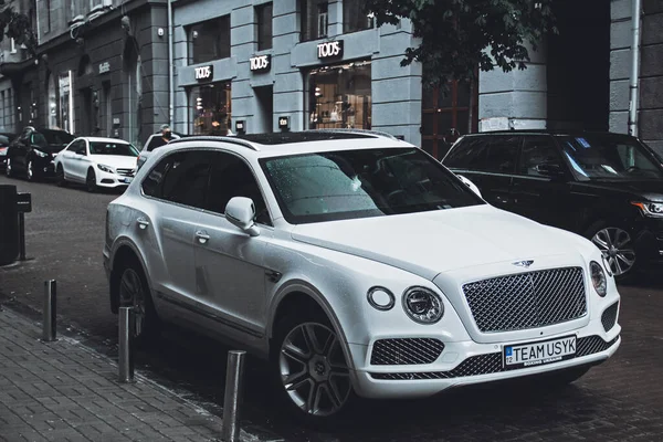 Kiev Ucrania Junio 2021 Bentley Bentayga Suv Blanco Inglés Estacionado — Foto de Stock