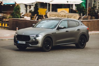 Kiev, Ukrayna - 19 Haziran 2021: Gri Matt Maserati Levante yolda