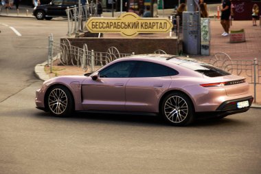 Kiev, Ukrayna - 19 Haziran 2021: Şehirde elektrikli Porsche Taycan