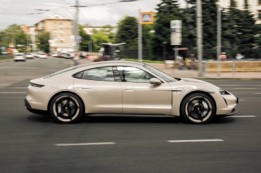 Kiev, Ukrayna - 19 Haziran 2021: Şehirde elektrikli Porsche Taycan. Porsche hareket halinde