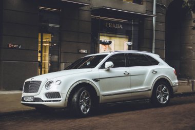 Kiev, Ukrayna - 12 Haziran 2021: Beyaz İngiliz Bentley Bentayga SUV