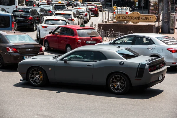 Kyjev Ukrajina Června 2021 Šedé Svalové Auto Dodge Challenger Cestách — Stock fotografie