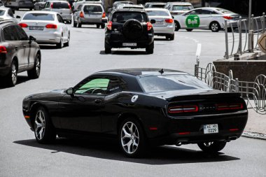 Kiev, Ukrayna - 19 Haziran 2021: Siyah kaslı Dodge Challenger yolda