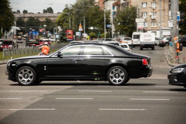 Kiev, Ukrayna - 19 Haziran 2021: Lüks İngiliz Rolls Royce Ghost yolda