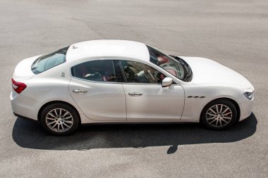 Kiev, Ukrayna - 19 Haziran 2021: Beyaz Maserati Ghibli yolda