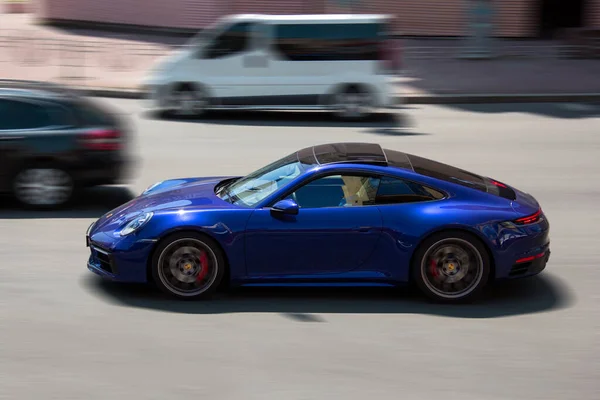 キエフ ウクライナ 2021年6月19日 ブルースーパーカーポルシェ911カレラS市内 移動中のポルシェ — ストック写真