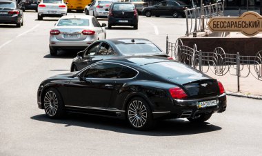 Kiev, Ukrayna - 19 Haziran 2021: Lüks siyah İngiliz Bentley Continental GT arabası yolda