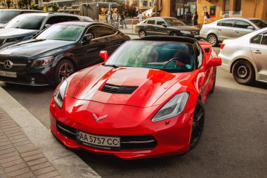 Kiev, Ukrayna - 19 Haziran 2021: Kırmızı kaslı araba Chevrolet Corvette C7 Liberty şehirde park halinde