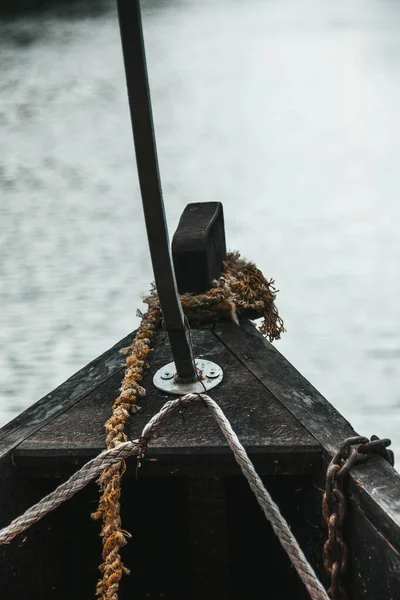 Βόλτα Βάρκα Στο Ποτάμι Ξύλινη Βάρκα Κοντά — Φωτογραφία Αρχείου