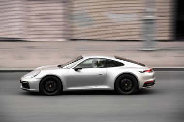 Kiev, Ukrayna - 19 Haziran 2021: gri süper araba Porsche 911 harekete geçti. Yüksek hız. Porsche şehirde.